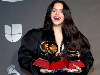 Rosalía amb els tres Grammy Llatins que va rebre el 15 de novembre a Las Vegas.