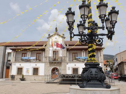 El Ayuntamiento de Los Molinos, decorado por las fiestas del Dos de Mayo.