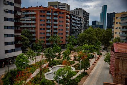 Sistema urbano de drenaje sostenible en el eje verde de la calle Cristóbal de Moura de Barcelona, este viernes. 