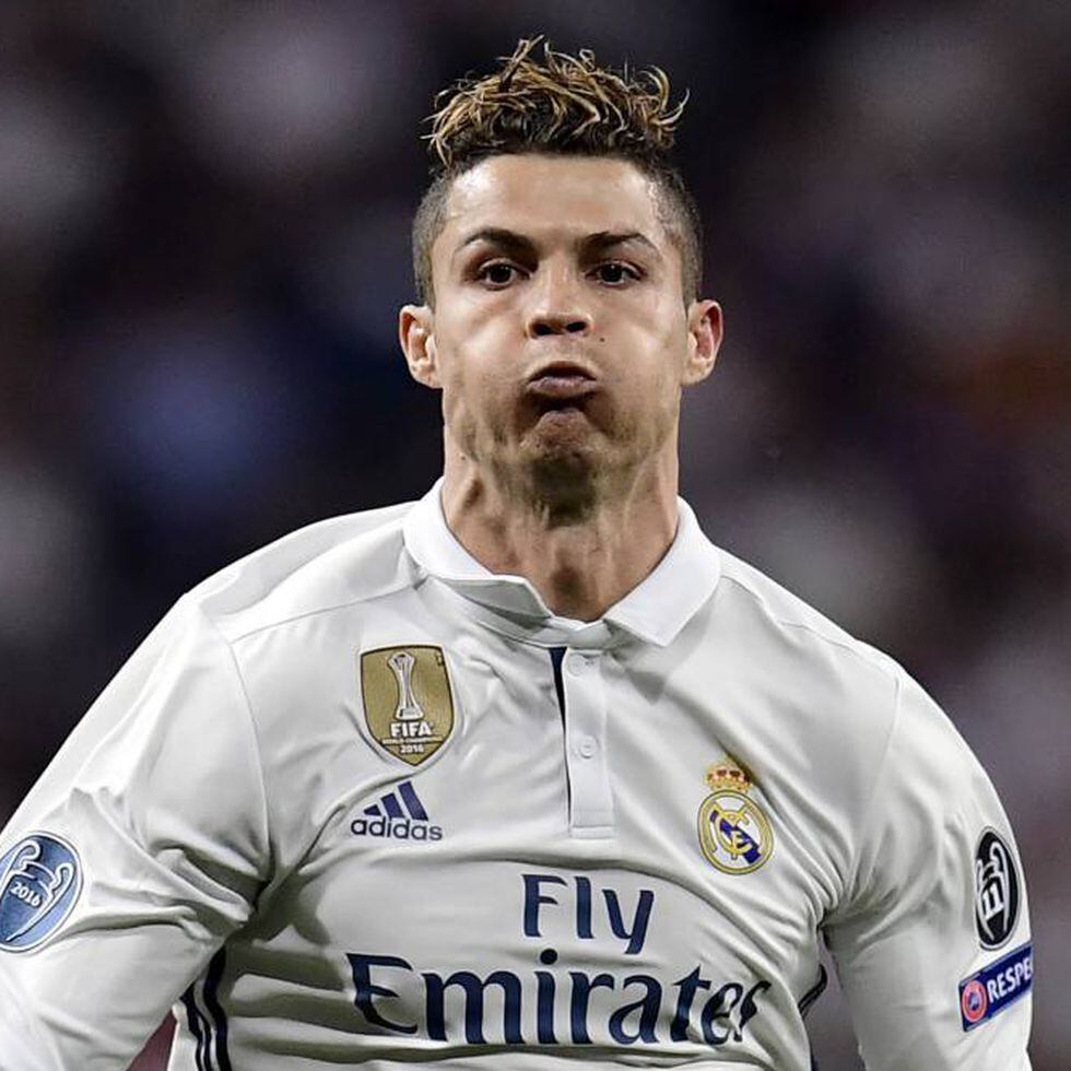 Cristiano Ronaldo de cuerpo completo con una corona y camiseta del real  madrid