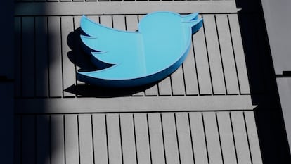 El logo de Twitter en su sede de San Francisco (California).