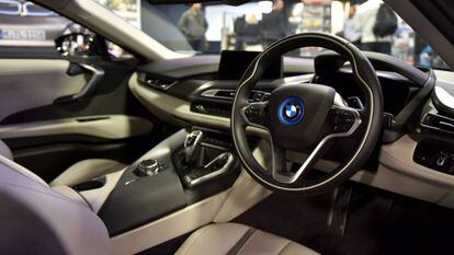 Interior de un vehículo de la marca BMW. 