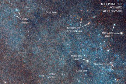 Una ampliación comentada por los astrónomos que han elaborado esta imagen del Hubble. En el se diferencian las regiones propias de Andrómeda de otras estrellas y galaxias.