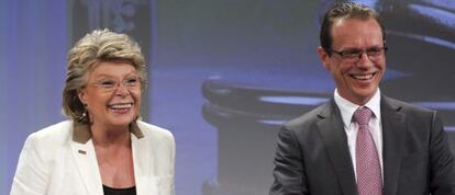 La vicepresidenta de la Comisión Europea y comisaria de Justicia, Viviane Reding y el comisario de Fiscalidad, Auditoría y Lucha contra el Fraude, Algirdas Semeta en conferencia en la sede de la Comisión Europea en Bruselas el17 de julio.