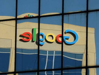 Reflejo del logo de Google en una oficina situada enfrente de su sede, en Irvine (California, EE UU).