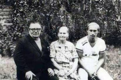 Vladimir con miembros de su familia a principios de los años 80.