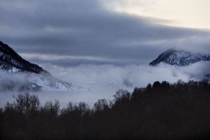 La niebla cubre el Ramfjord (Noruega).