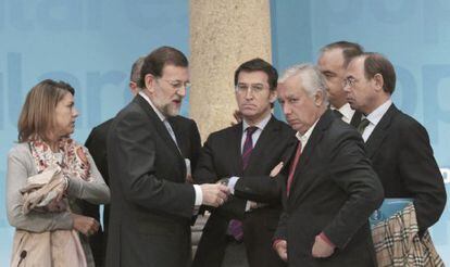 Cospedal, Rajoy, N&uacute;&ntilde;ez Feij&oacute;o, Javier Arenas, P&iacute;o Garc&iacute;a-Escudero y otros dirigentes en el comit&eacute; ejecutivo nacional del PP en Santiago de Compostela, en octubre de 2011.