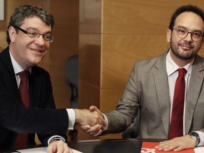 El ministro de Energ&iacute;a, &Aacute;lvaro Nadal, saluda al portavoz parlamentario del PSOE, Antonio Hernando, en la firma del pacto sobre pobreza ener&acute;g&eacute;tica. 