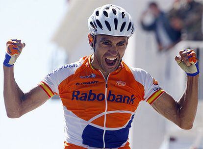 Juanma Garate celebra su victoria en el Mont Ventoux.