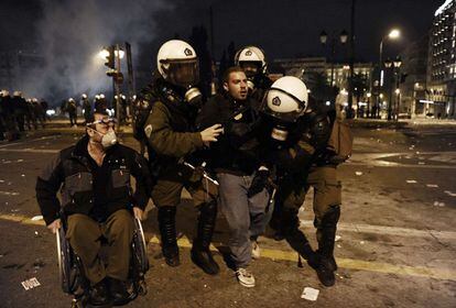 Un manifestante es detenido frente al Parlamento griego.