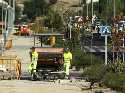 Unos operarios trabajando en una obra en Huelva