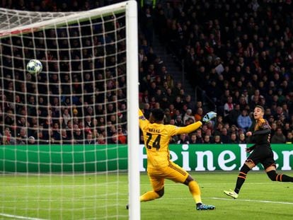 Rodrigo anota el gol de la victoria del Valencia ante el Ajax.