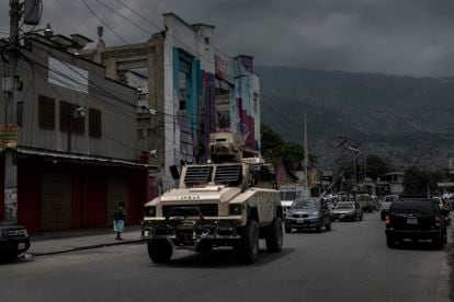 Un vehículo blindado de la policía, en el centro de Puerto Príncipe. 