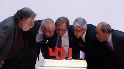 Los cinco directores de EL PAÍS soplan las velas del 40 aniversario.