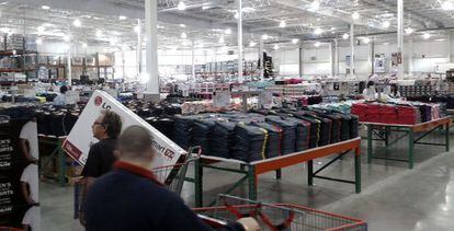 Interior de la multinacional estadounidense Costco en Sevilla.