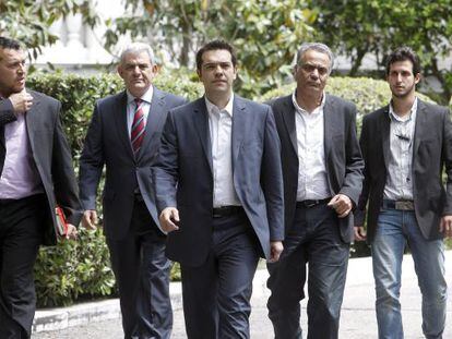 El l&iacute;der de la Coalici&oacute;n de Izquierda Radical griega (Syriza), Alexis Tsipras saliendo del palacio presidencial en Atenas.