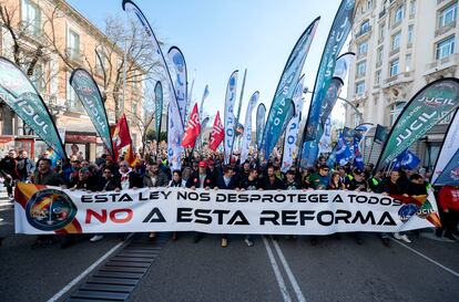 Policías y guardias civiles de Jusapol marchan hacia el Congreso de los diputados durante una manifestación contra la reforma de la 'ley mordaza', el pasado 4 de marzo.