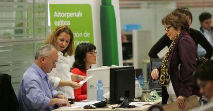 Contribuyentes vizcaínos durante la campaña de declaración de la renta de este año en Bilbao.