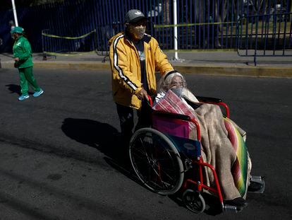 Una pareja de adultos mayores acude a recibir su vacuna contra la covid-19, en Ciudad de México, el 24 de febrero de 2021.