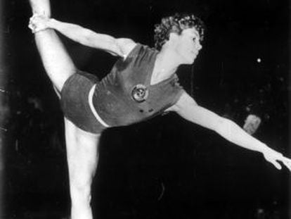 Larisa Latynina, durante un ejercicio en su etapa de reina de la gimnasia, entre 1956 y 1964.