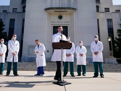 El médico del presidente Trump, Sean Conley, este domingo frente el Hospital Militar Walter Reed, atendiendo a la prensa.