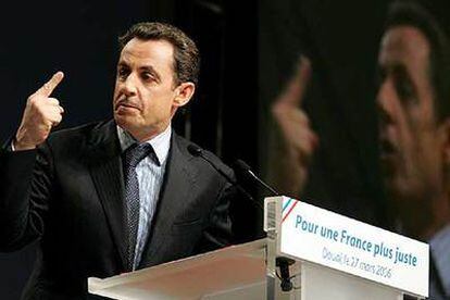 El ministro del Interior, Nicolas Sarkozy, durante un mitin ayer en Douai.