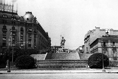 La fuente de Neptuno, a principios de 1937, protegida con ladrillos contra posibles daños por los bombardeos de la Guerra Civil.
