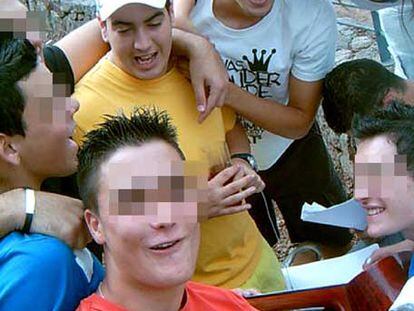 Iván Robaina, con gorra, rodeado de sus amigos.