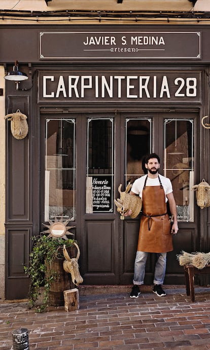 Javier S. Medina abrió su taller a pie de calle en Malasaña (Escorial, 28) en 2014. Ahora ultima una ampliación con un nuevo local en la vecina Madera, 34: «Va a ser taller, showroom, espacio para dar cursos...». En este moderno laboratorio investigará también otros caminos: «Quiero conservar mi sello, las fibras naturales, y hacer cosas nuevas, con madera y piel. Voy a buscar ideas».