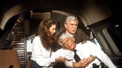 El piloto del vuelo 209 de Trans American se desmorona. Empiezan los problemas en 'Aterriza como puedas' (1980).