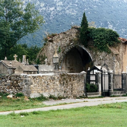 Cemetery and apse of the hermitage of Ruesga, in Cantabria.