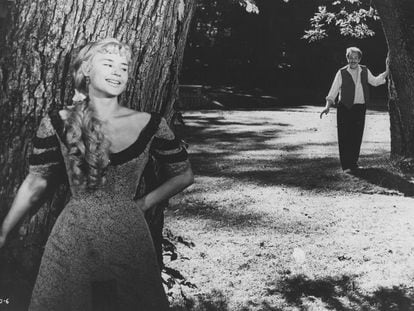 Una escena de 'Sonrisas de una una noche de verano, de Ingmar Bergman, con Harriet Andersson y Gunnar Bjornstrand.