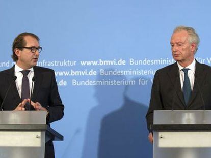 El ministro alemán de Transporte, Alexander Dobrindt (izquierda) este jueves en Berlín.