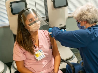 Daisy Solares recibiendo la vacuna el lunes en el Centro Médico de la Universidad de Maryland, en Baltimore, en una imagen cedida por el hospital.