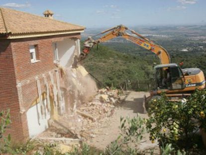 Vivienda ilegal derribada en la sierra de C&oacute;rdoba en abril de 2008.