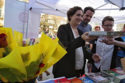 Ada Colau, ayer durante la feria de Sant Jordi en Barcelona.