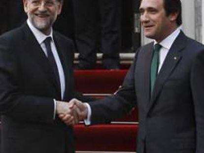 El primer ministro portugués, Pedro Passos Coelho, saluda al presidente del Gobierno español, Mariano Rajoy, antes de la reunión que han mantenido en el Palacio de Sao Bento, en Lisboa