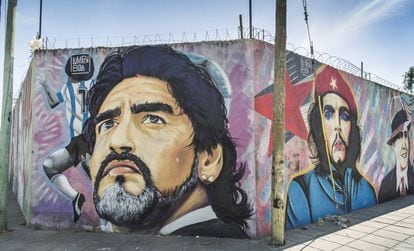Mural con las caras de Maradona, el Che Guevara y Carlos Gardel en la ciudad de La Plata.