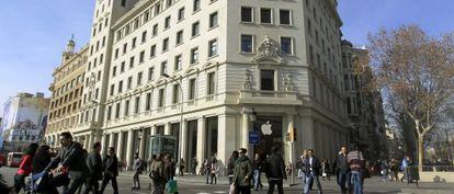 Edificio de Banesto en Barcelona, adquirido por Ortega, donde Apple tiene una tienda.