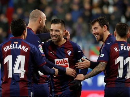 Los jugadores del Eibar celebran uno de los goles al Girona.