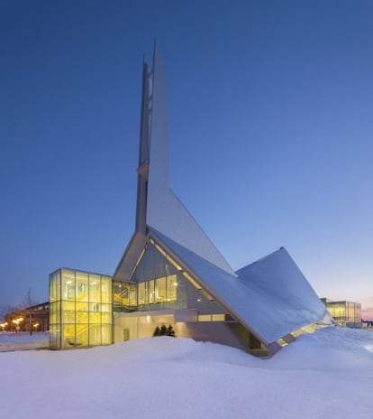 La iglesia de Saint Denys-du-Plateau fue construida en 1964 por el arquitecto canadiense Jean-Marie Roy. Cuatro décadas después, esta iglesia de Quebec perdió su faceta religiosa y se ha convertido en una moderna biblioteca pública, bautizada en honor a la escritora canadiense de literatura infantil Monique Corriveau. Dan Hanganu Architectes y Côté Leahy Cardas Architectes fueron los responsables del proyecto. Dejaron la estructura inicial intacta y añadieron dos bloques con paredes de cristal a los lados.