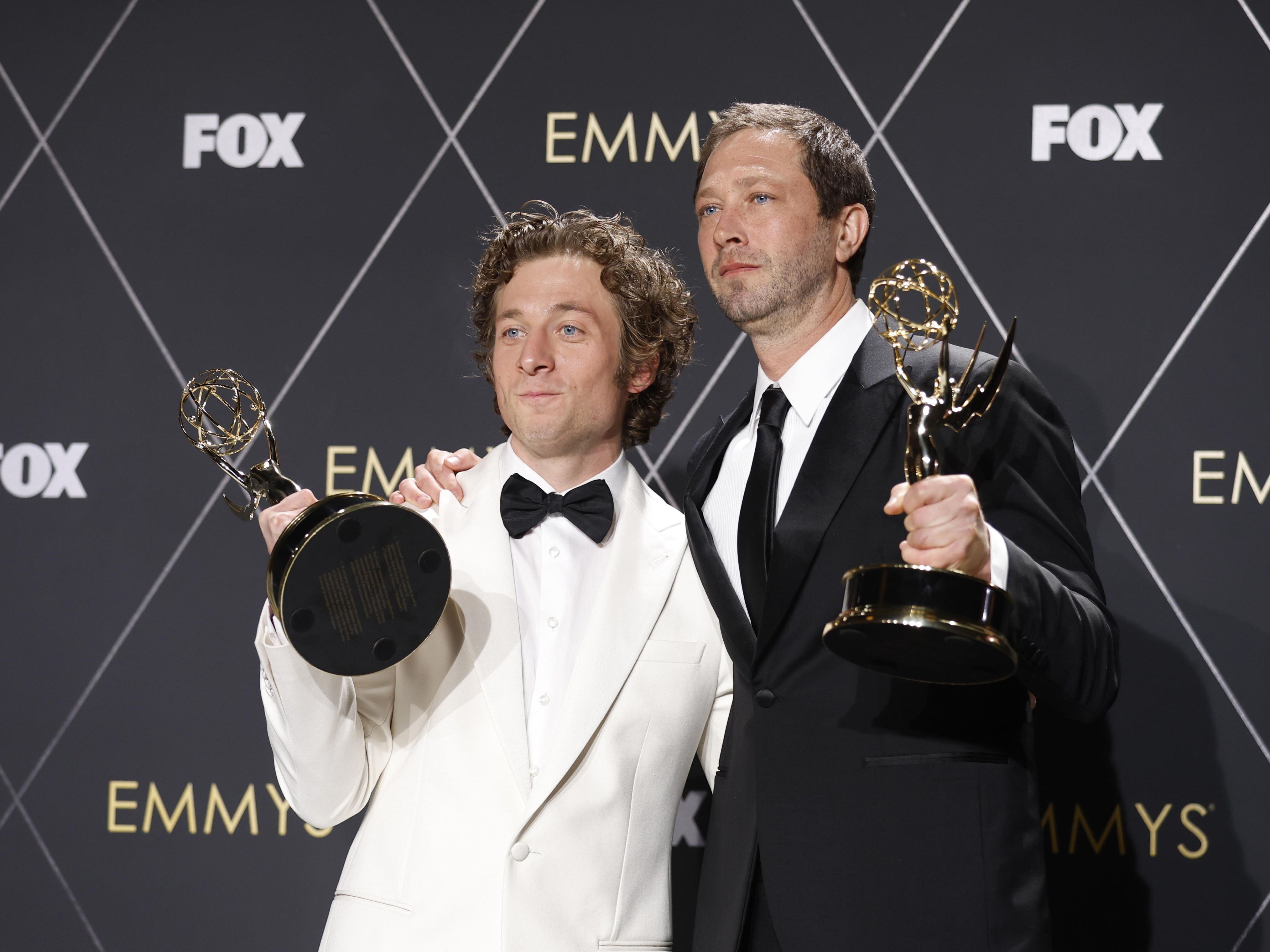 Los actores Jeremy Allen White (izquierda) y Ebon Moss-Bachrach, con sus premios en la última edición de los Globos de Oro. 