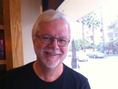 John Agnew, en una cafetería de Santa Mónica, durante la entrevista.