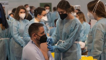 Sanitarios administran la vacuna AstraZeneca, en Sevilla.