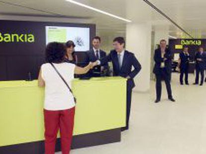 El Presidente de Bankia, Jos&eacute; Ignacio Goirigolzarri, tras su visita,sale de la remodelada oficina de la entidad en la calle Pintor Gisbert. 
