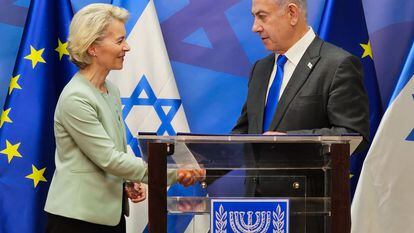 La presidenta de la Comisión Europea, Ursula von der Leyen, y el primer ministro de Israel, Benjamín Netanyahu, el pasado 12 de octubre en Tel Aviv.