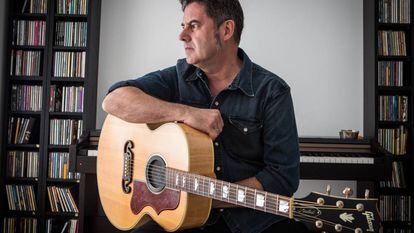 José Ignacio Lapido, sentado con una de sus guitarras, en su casa de Granada.