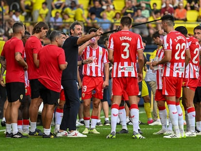 Vicente Moreno da instrucciones a sus jugadores durante un partido del Almería de esta temporada.