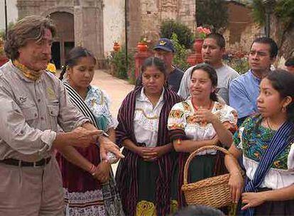 Miguel de la Quadra Salcedo, junto a un grupo de mujeres guatemaltecas.